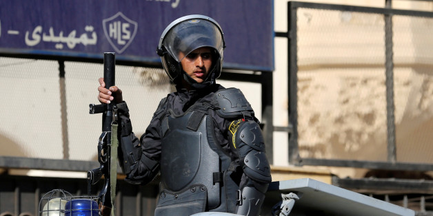A security forces member is seen outside the State Council courthouse after a ruling against the Egypt-Saudi border demarcation agreement, in Cairo, Egypt, January 16, 2017. REUTERS /Mohamed Abd El Ghany