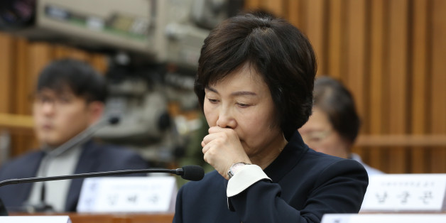 최경희 전 이화여대 총장이 15일 오전 서울 여의도 국회에서 열린 '박근혜 정부의 최순실 등 민간인에 의한 국정농단 의혹사건 진실규명을 위한 국정조사특위 제 4차 청문회'에 증인으로 출석해 기침을 하고 있다. 2016.12.15