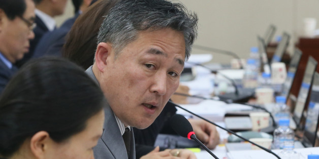 표창원 더불어민주당 의원이 9일 서울 여의도 국회에서 안전행정위원회 전체회의에서 이철성 경찰청장에게 질의를 하고 있다. 2017.1.9