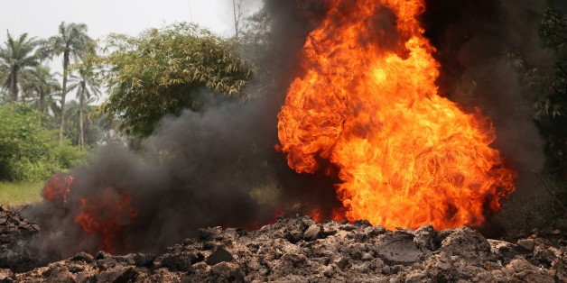 Fire burns on the Shell Petroleum Development Company Trans Niger pipeline (TNP) at Mogho, Gokana, Rivers state, Nigeria January 5, 2017. REUTERS/Afolabi Sotunde