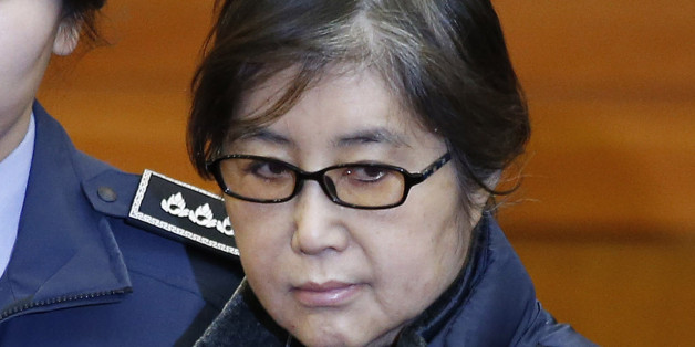 Choi Soon-sil (C), the woman at the centre of the South Korean political scandal and long-time friend of President Park Geun-hye, arrives for hearing arguments for South Korean President Park Geun-hye's impeachment trial at the Constitutional Court in Seoul on January 16, 2017. Park was impeached by parliament last month over an influence-peddling scandal involving a secret confidante that sparked a storm of public fury and nationwide protests. / AFP / POOL / KIM HONG-JI (Photo credit sh