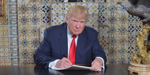 Das ganze Internet lacht über dieses Bild, was Trump beim Schreiben seiner Rede zeigt