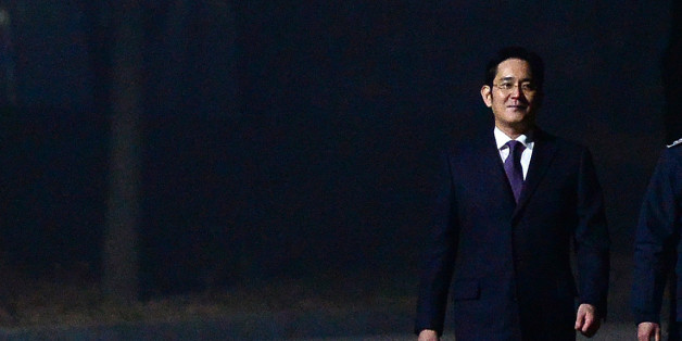 구속영장이 기각된 이재용 삼성전자 부회장이 19일 오전 경기 의왕시 서울구치소에서 귀가하고 있다. 앞서 16일 특검팀은 이재용 부회장에 대해 뇌물공여와 특정경제범죄가중처벌법상 횡령・국회증언감정법 위반 등 혐의로 구속영장을 청구한 바 있다.