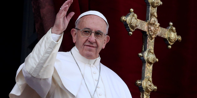 Pope Francis waves after delivering his "Urbi et Orbi" (to the city and the world) message from the balcony overlooking St. Peter's Square at the Vatican December 25, 2016. REUTERS/Alessandro Bianchi