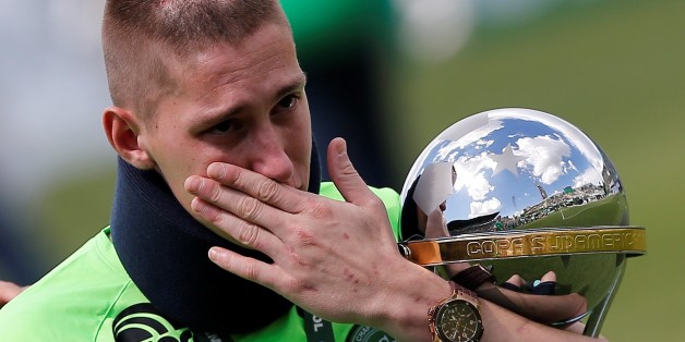 SAO PAULO, BRAZIL - JANUARY 21: Brazilian Chapecoense goalkeeper Jackson Follmann (C), a survivor of the LaMia airplane crash in Colombia, receives the Copa Sudamericana trophy in Arena Conda stadium before a charity match between Chapecoense and Palmeiras in Chapeco, Brazil on January 21, 2017. (Photo by Leonardo Benassatto/Anadolu Agency/Getty Images)