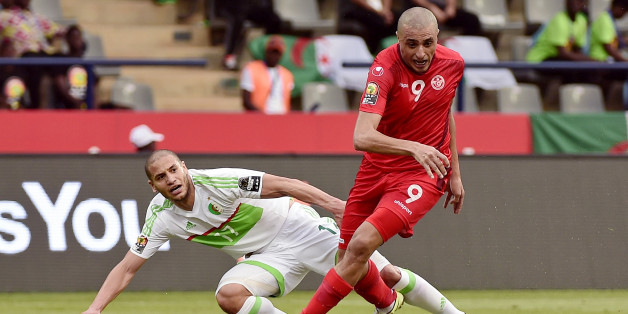 TOPSHOT - Algeria's midfielder Adlene Guedioura (L) challenges Tunisia's forward Ahmed Akaichi during the 2017 Africa Cup of Nations group B football match between Algeria and Tunisia in Franceville on January 19, 2017. / AFP / KHALED DESOUKI (Photo credit should read KHALED DESOUKI/AFP/Getty Images)