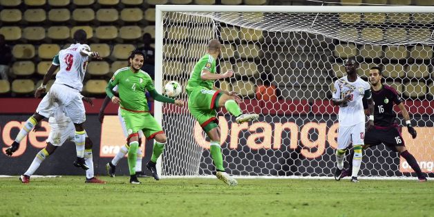 Senegal's midfielder Papakouli Diop (L) kicks the ball to score a goal during the 2017 Africa Cup of Nations group B football match between Senegal and Algeria in Franceville on January 23, 2017. / AFP / KHALED DESOUKI (Photo credit should read KHALED DESOUKI/AFP/Getty Images)