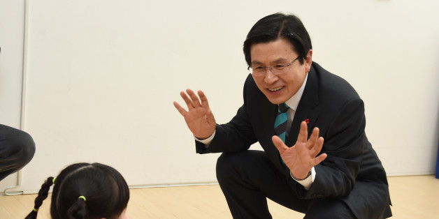 황교안 대통령 권한대행 국무총리가 20일 경기도 파주 중소기업 공동직장어린이집을 방문해 어린이들과 인사하고 있다. (총리실 제공) 2017.1.20