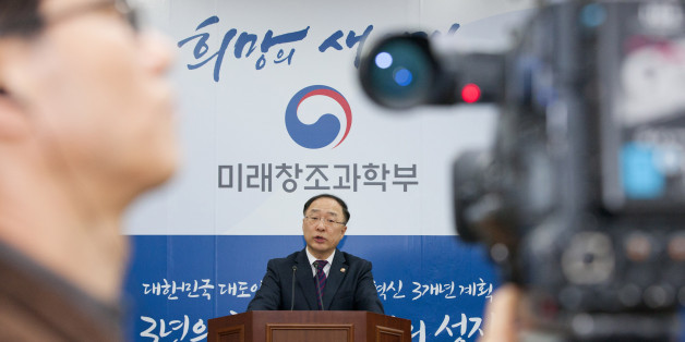 홍남기 미래창조과학부 제1차관이 18일 오전 경기도 과천시 관문로 정부과천청사 미래부 기자실에서 '창업 활성화 방안' 관련 브리핑을 하고 있다.