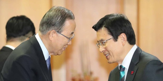 황교안 대통령 권한대행 국무총리와 반기문 전 유엔 사무총장이 20일 정부 서울청사 9층 엘리베이터 앞에서 악수하고 있다.