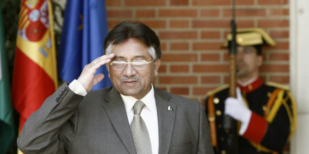 Pakistan's President Pervez Musharraf salutes as he is greeted by Spain's Prime Minister Jose Luis Rodriguez Zapatero (not pictured) before their meeting at Moncloa Palace in Madrid April 24, 2007. REUTERS/Sergio Perez (SPAIN)