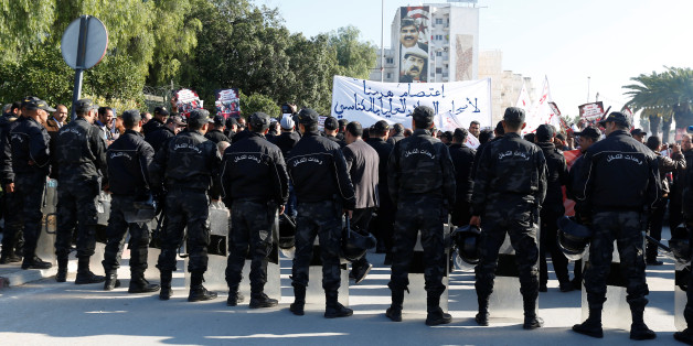 Unemployed graduates and people from marginalized areas clash with riot police officers outside the parliament during a demonstration demanding the government to provide them with job opportunities, in Tunis, Tunisia December 10, 2016. REUTERS/Zoubeir Souissi