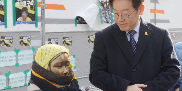 더불어민주당 대선주자인 이재명 성남시장이 28일 서울 종로구 옛 일본대사관 앞 '평화의 소녀상'을 방문해 소녀상을 바라보고 있다. 2017.1.28/뉴스1