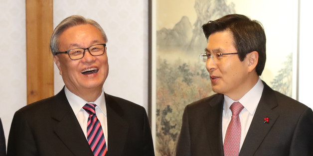 황교안 대통령 권한대행 국무총리가 16일 저녁 삼청동 총리공관에서 열린 새누리당 지도부와 만찬에서 인명진 비대위원장, 정우택 원내대표 등 새누리당 지도부와 대화하고 있다. 2017.1.16