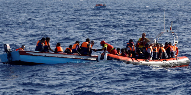 An inflatable boat from the Spanish vessel Astral operated by the NGO Proactiva collects migrants off the Libyan coast in the Mediterranean Sea August 18, 2016. REUTERS/Giorgos Moutafis