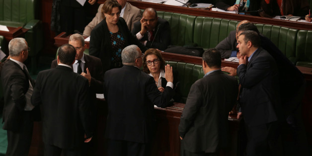 La ministre des Finances en discussion avec les députés à l'Assemblée des représentants du peuple