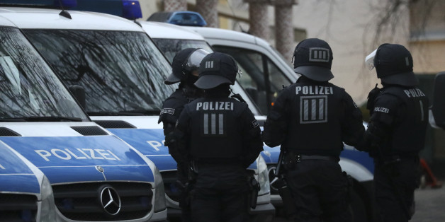 German special police forces stand guard in front of Frankfurt's Bilal mosque during early morning raids in the federal state of Hesse and its capital Frankfurt, Germany, February 1, 2017. REUTERS/Kai Pfaffenbach