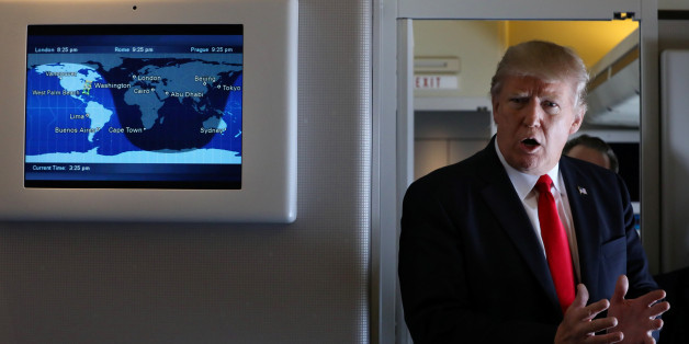 Le président américain Donald Trump parle aux journalistes à bord de l'Air Force One pendant son voyage à Palm Beach, en Floride, le 3 février 2017