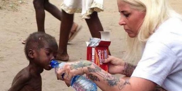 Un an après cette photo, ce petit Nigérian fait ses premiers pas à l'école