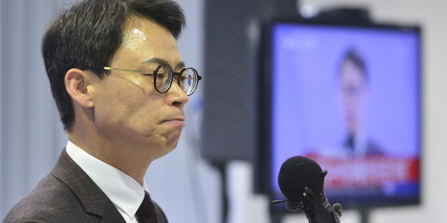'최순실 국정농단' 사건을 수사중인 특별검사팀의 이규철 대변인(특검보)이 5일 오후 서울 강남구 대치동 특검 사무실에서 열린 정례브리핑에서 취재진의 질의를 듣고 있다.