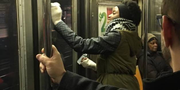 Passagiere lehnen sich gegen "Trumps Amerika" auf - und machen den U-Bahn-Waggon zu einem besseren Ort