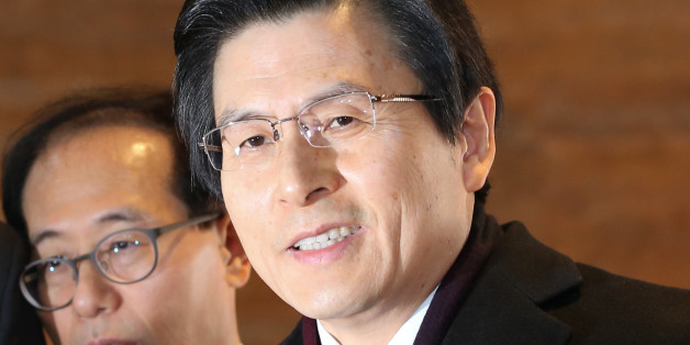 황교안 대통령 권한대행이 6일 서울 여의도 국회에서 열린 본회의에 츨석하기 위해 본청으로 들어서며 취재진의 질의에 답하고 있다.