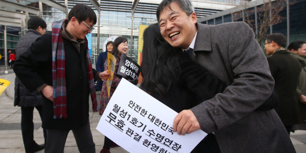 법원이 월성원전 1호기에 대한 원자력안전위원회(원안위)의 수명연장 결정은 위법하다며 취소하라는 판결을 한 7일 김익중 동국대 의대 교수(오른쪽) 등 국민소송단과 경주 주민 등이 함께 기뻐하고 있다. 원안위 위원이었던 김 교수는 수명연장 의결 당시 부당하다며 퇴장했다.