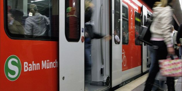In einer S-Bahn in München hat ein Mann 18 Frauen belästigt