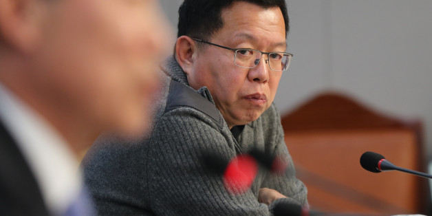 문재인 더불어민주당 전 대표 캠프에 합류한 전인범 전 특전사령관이 6일 오후 국회 의원회관에서 열린 '이명박 박근혜 정부 국방 안보정책 평가 토론회'에 참석, 패널의 발언을 듣고 있다.