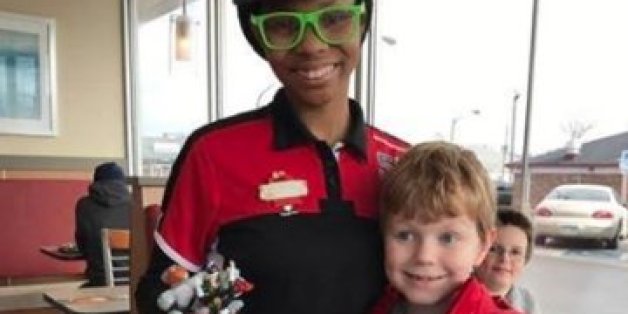 Le geste adorable d'une employée de McDonalds envers un petit garçon austiste