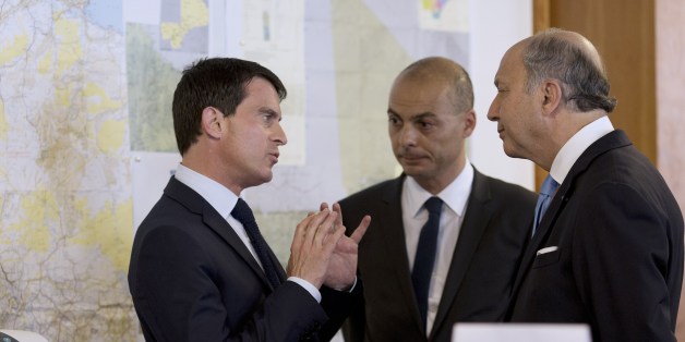 Didier Le Bret, ici au centre, entre le Chef du gouvernement français Manuel Valls et le ministre des Affaires étrangères Laurent Fabius, 25/07/2014