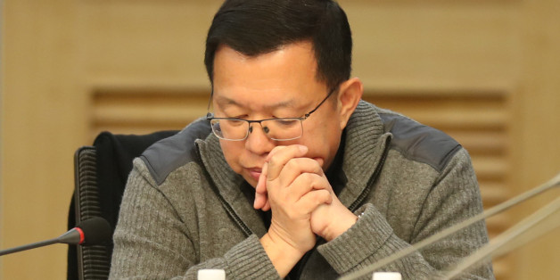 문재인 더불어민주당 전 대표 캠프에 합류한 전인범 전 특전사령관이 6일 오후 국회 의원회관에서 열린 '이명박 박근혜 정부 국방 안보정책 평가 토론회'에 참석, 패널의 발언을 듣고 있다.