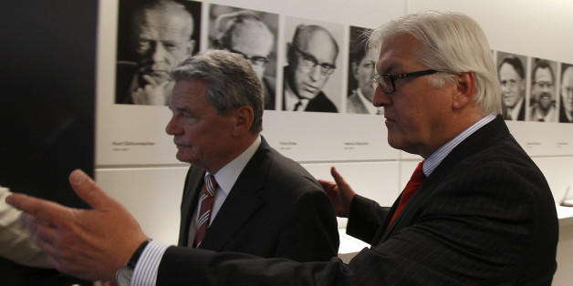 Parliamentary group leader of Germany's opposition Social Democrats Party SPD Frank-Walter Steinmeier and Joachim Gauck, German presidential candidate, arrive for a parliamentary group meeting in Berlin, June 8, 2010. REUTERS/Tobias Schwarz (GERMANY - Tags: POLITICS)