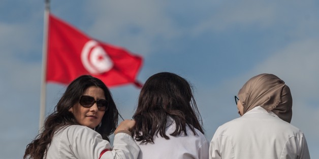 TUNIS, TUNISIA - FEBRUARY 08: Tunisian medical workers and medicine students stage a protest, demanding the release of 2 doctors who were detained due to their alleged responsibility on the death of patients as well as demanding the improvement on healthcare system in Tunis, Tunisia on February 08, 2017. (Photo by Amine Landoulsi/Anadolu Agency/Getty Images)