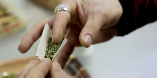 A participant practices rolling a joint at the Cannabis Carnivalus 4/20 event in Seattle, Washington April 20, 2014. Thousands of marijuana enthusiasts gathered in Colorado and Washington state over the weekend for an annual celebration of cannabis culture with rallies, concerts and trade shows in the first two states to legalize recreational marijuana. REUTERS/Jason Redmond (UNITED STATES - Tags: POLITICS DRUGS SOCIETY)