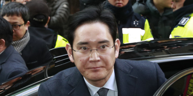 최순실씨(61·구속기소) 일가에 대한 대가성 특혜지원 의혹 등을 받고 있는 이재용 삼성전자 부회장(49)이 13일 서울 강남구 대치동 박영수 특별검사팀 사무실에 피의자 신분으로 출석하고 있다. 이 부회장은 지난달 12일 이후 32일 만에 특검에 재소환됐다.