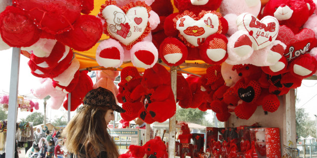 A woman shops for a Valentine's Day gift at Zawraa's amusement park in Baghdad, February 14, 2015. REUTERS/Khalid al-Mousily (IRAQ - Tags: SOCIETY)