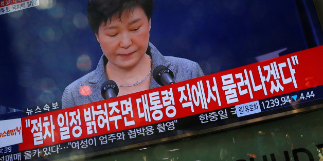 People watch a television broadcast of a news report on President Park Geun-hye releasing a statement to the public in Seoul, South Korea, November 29, 2016. REUTERS/Kim Hong-Ji