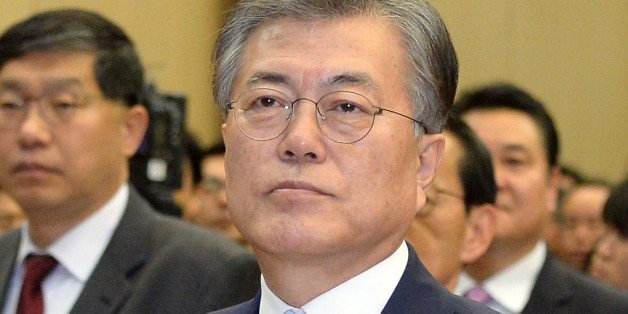 문재인 전 더불어민주당 대표가 14일 세종시 어진동 정부세종컨벤션센터에서 열린 2017 국가균형발전선언 13주년 기념식에서 참석자들과 국민의례를 하고 있다.