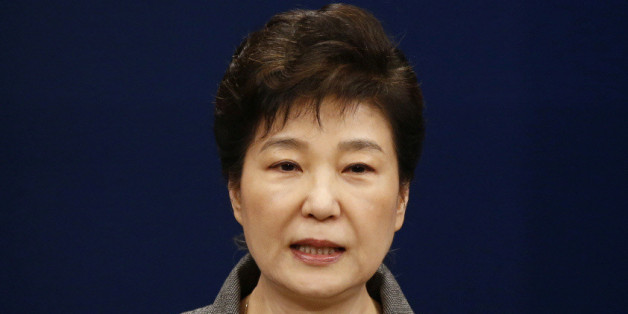 South Korean President Park Geun-Hye speaks during an address to the nation, at the presidential Blue House in Seoul, South Korea, 29 November 2016. REUTERS/Jeon Heon-Kyun/Pool