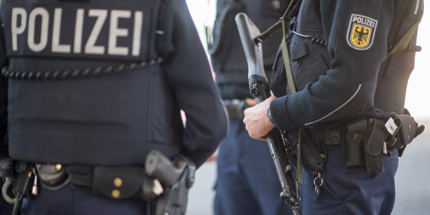 Die Polizei hat eine Ringfahndung begonnen, nachdem eine Frau auf offener Straße erschossen worden ist