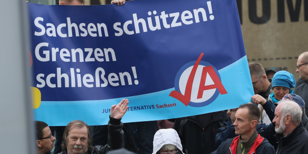 Archivbild: Demonstranten halten in Dresden ein Wahlplakat der AfD
