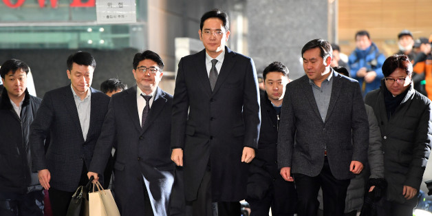 Lee Jae-yong (C), vice chairman of Samsung Electronics, arrives to be questioned as a suspect in a corruption scandal that led to the impeachment of President Park Geun-Hye, at the office of the independent counsel in Seoul on February 13, 2017. REUTERS/Jung Yeon-Je/Pool