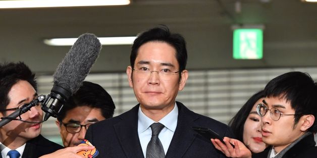 Lee Jae-yong (C), vice chairman of Samsung Electronics, arrives to be questioned as a suspect in a corruption scandal that led to the impeachment of South Korea's President Park Geun-Hye, at the office of the independent counsel in Seoul on February 13, 2017. / AFP / POOL / JUNG Yeon-Je (Photo credit should read JUNG YEON-JE/AFP/Getty Images)