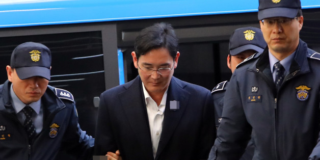 뇌물공여 등 혐의로 구속된 이재용 삼성전자 부회장이 18일 오후 호송차를 타고 서울 강남구 대치동 박영수 특검에 도착해 조사실로 향하고 있다.
