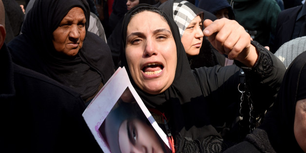 Les familles des victimes du massacre de Port Said réagissent devant le tribunal après l’annonce des condamnations à mort.