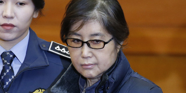 Choi Soon-sil (C), the woman at the centre of the South Korean political scandal and long-time friend of President Park Geun-hye, arrives for hearing arguments for South Korean President Park Geun-hye's impeachment trial at the Constitutional Court in Seoul on January 16, 2017. Park was impeached by parliament last month over an influence-peddling scandal involving a secret confidante that sparked a storm of public fury and nationwide protests. / AFP / POOL / KIM HONG-JI (Photo credit sh