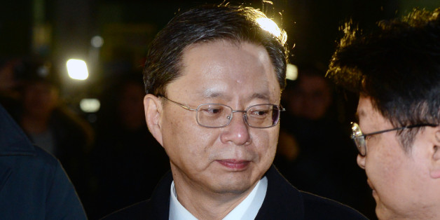 구속영장이 기각된 우병우 전 청와대 민정수석이 22일 오전 경기 의왕시 서울구치소에서 나와 기자들의 질문을 듣고 있다.