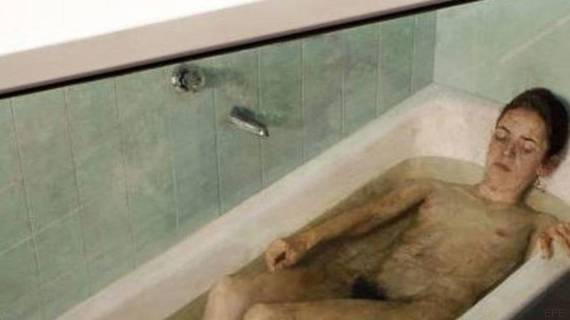mujer en la bañera