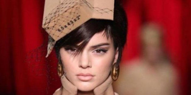 Kendall Jenner défile pour Moschino habillée en carton lors de la Fashion Week de Milan